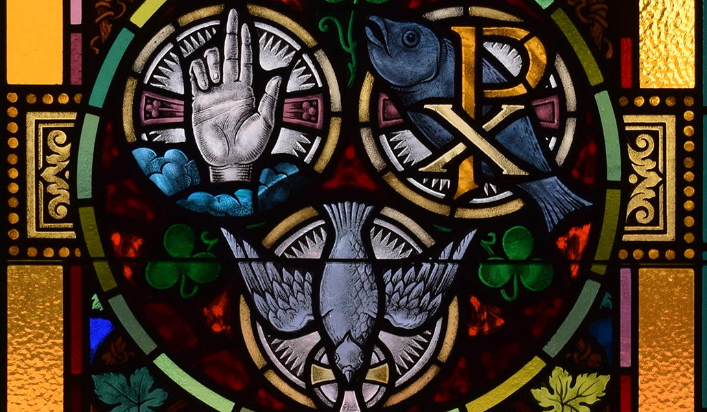 Vidriera de la Santísima Trinidad en la iglesia de San Patricio de Merlin, en Ontario (Canadá).