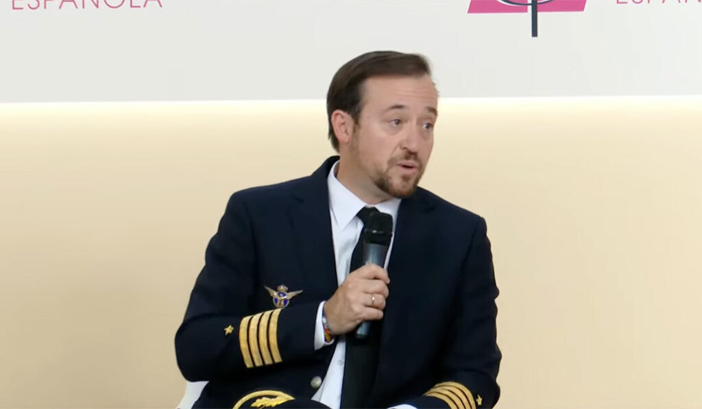 Pablo Martínez pilotará el avión que llevará al Papa a Barcelona.