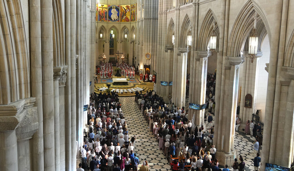 Amigos y familiares en la catedral. Como laicos, ellos también son servidores.