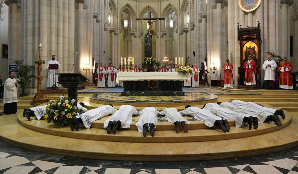 Diez nuevos diáconos se ordenaron el pasado sábado en la catedral de la Almudena.