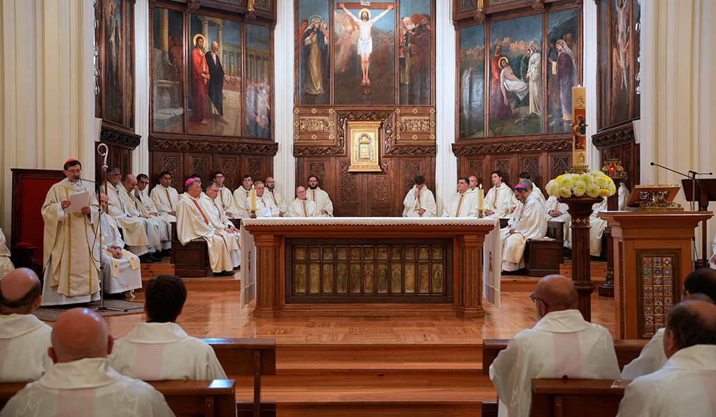 El cardenal Cobo pronuncia su homilía durante la Misa de san Juan de Ávila.