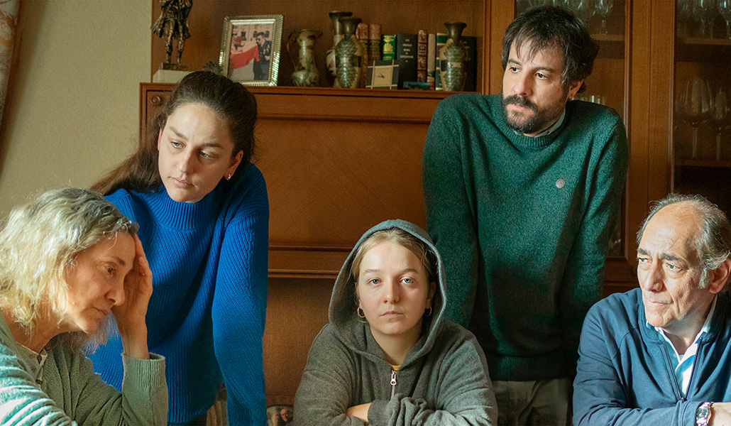 Júlia Mascort (centro) con el resto del reparto en una escena de la cinta.