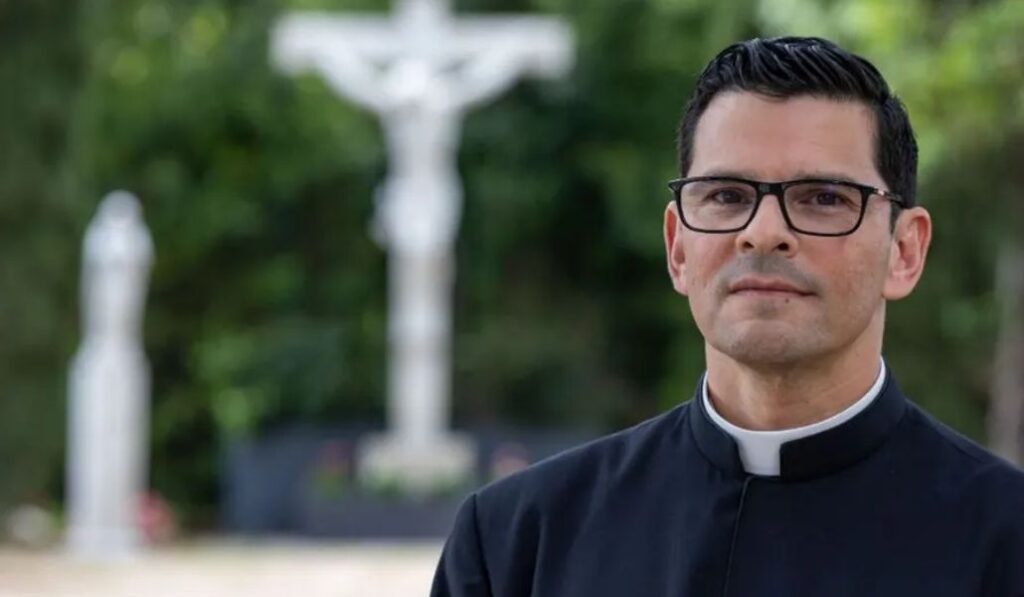 Carlos Gutiérrez tiene 51 años y es natural de Hermosillo, una gran ciudad de México.