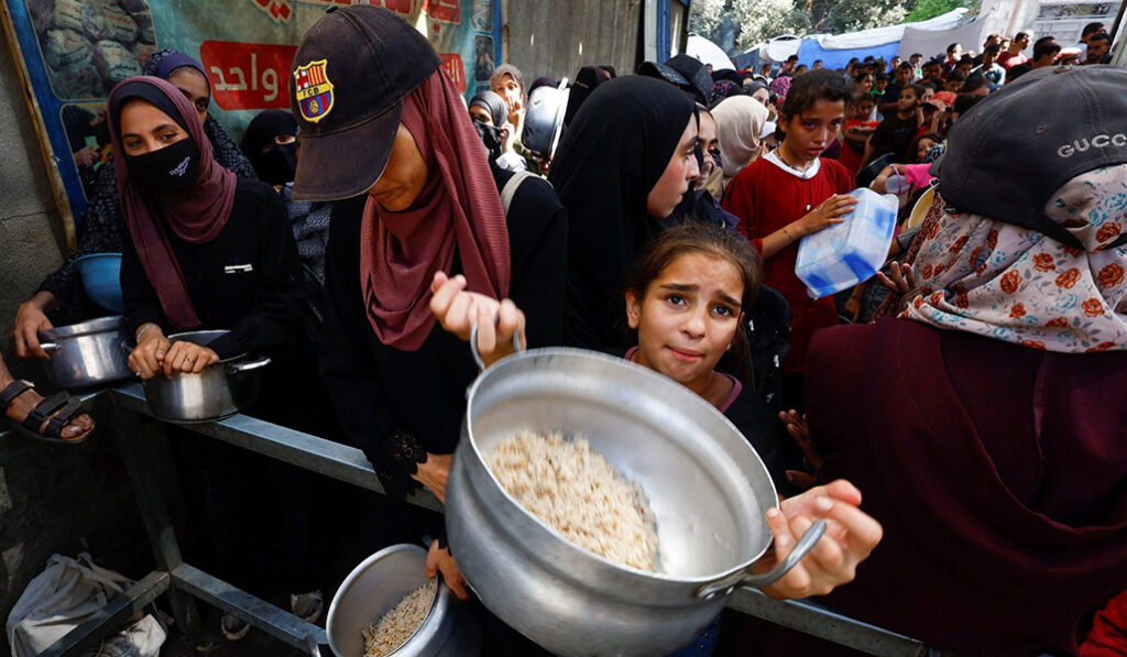 Palestinos piden comida en la Franja de Gaza.