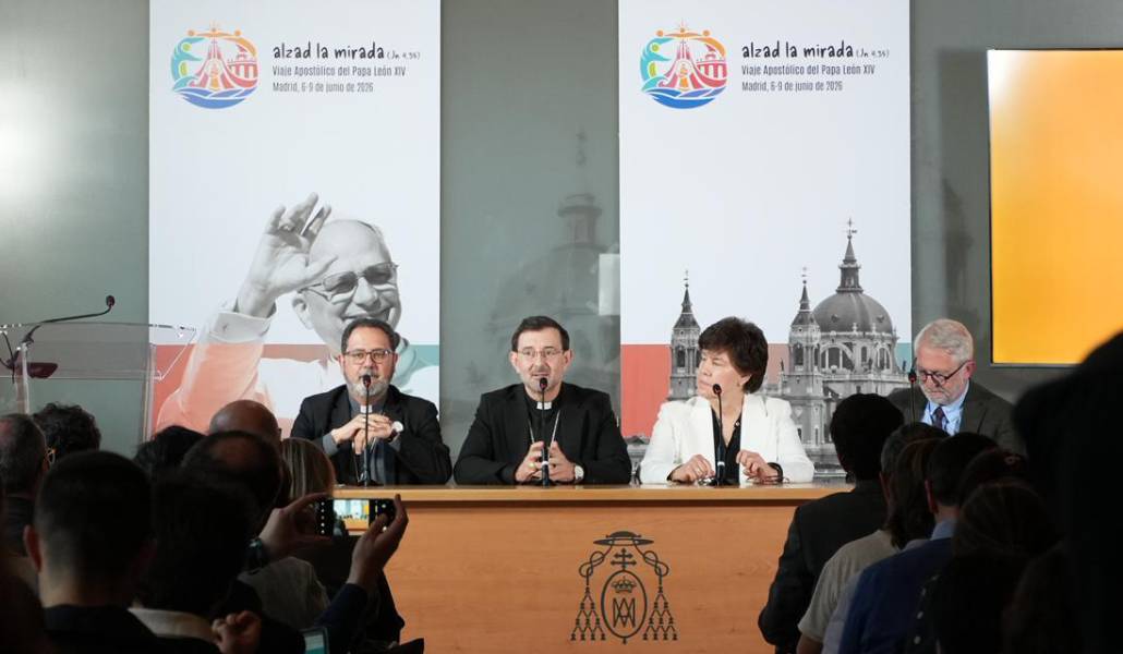 El cardenal Cobo durante la rueda de prensa, acompañado de Vicente Martín, Laura Moreno y Yago de la Cierva. Fotos: Archimadrid.