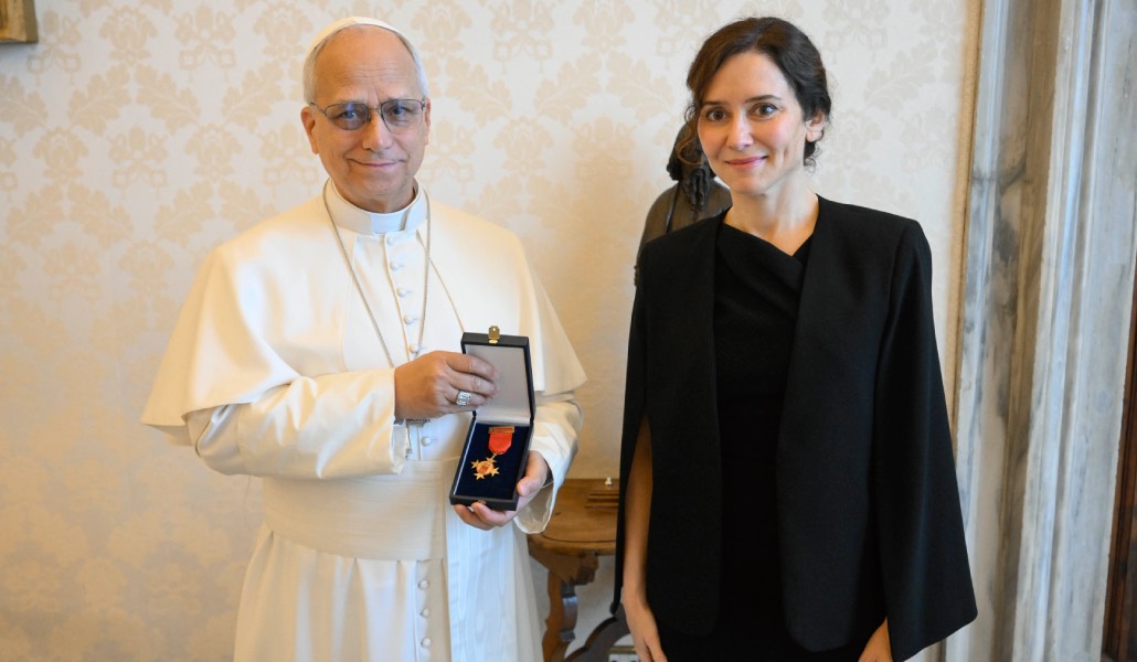 La presidenta autonómica ha entregado al Papa la Medalla de la Comunidad de Madrid. Foto: EFE.