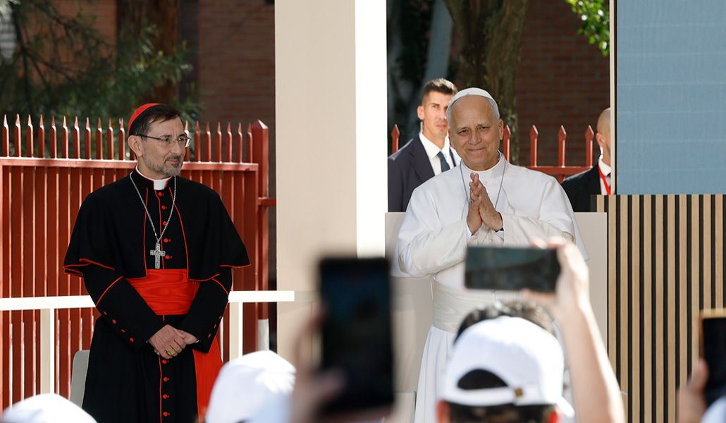 El Papa León XIV y el arzobispo de Madrid, José Cobo, durante su visita a CEDIA 24 horas.
