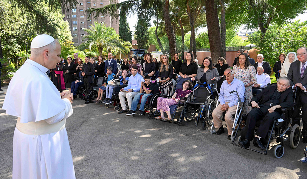 El Papa León XIV se reúne con un grupo de personas con discapacidades y enfermos, asistidos por organizaciones caritativas católicas y la Arquidiócesis de Madrid, antes de salir de la Nunciatura Apostólica para visitar el proyecto social CEDIA 24 Horas, en Madrid, España, el 6 de junio de 2026.