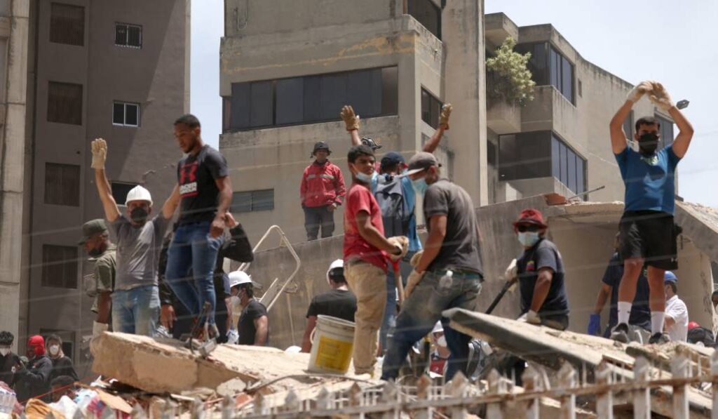 Labores de rescate en un edificio de Caracas. Foto: CNS.