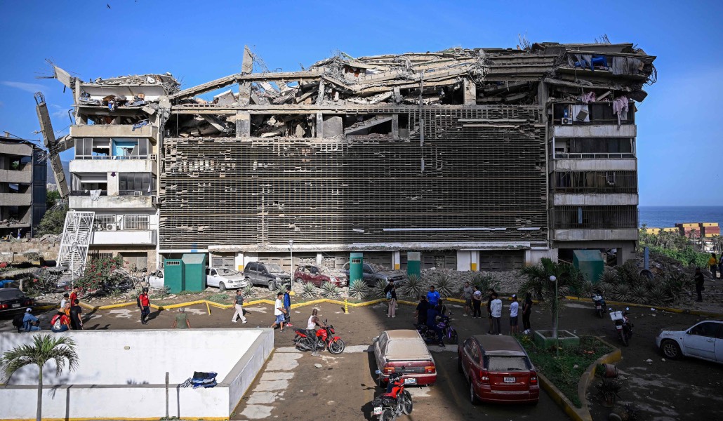 Edificio de apartamentos en La Guaria tras los terremotos. Foto: AFP / Federico Parra.