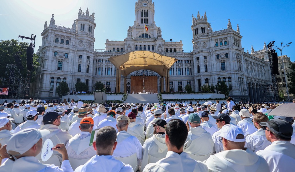 Sacerdotes en la plaza de Cibeles con motivo de la Misa del Corpus Christi con el Papa en Madrid. Foto: CNS.