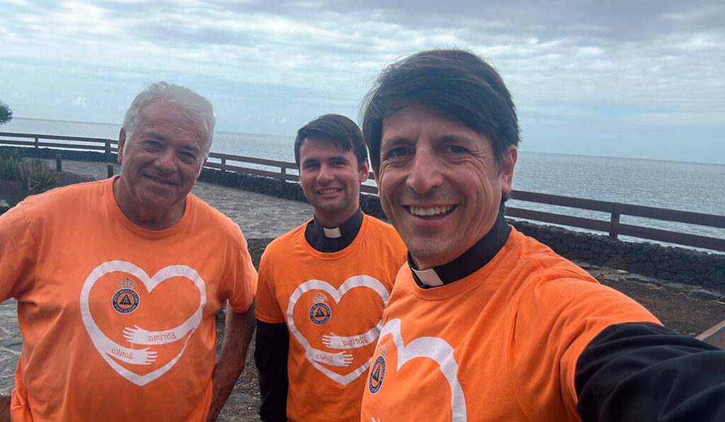 El voluntario José Luis González (izquierda) junto a Darwin Rivas (derecha) y otro cura voluntario.