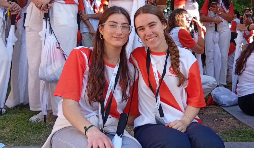Candela y Carolina esperando la llegada del Papa.