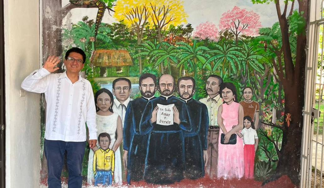 Atilano, frente a un mural de homenaje a los jesuitas. Foto: Jorge Atilano.