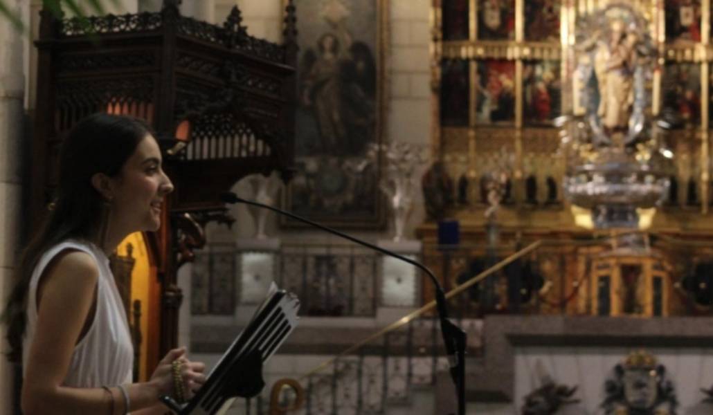 Una joven lee durante el encuentro de oración. Foto: Antonio Gómez.