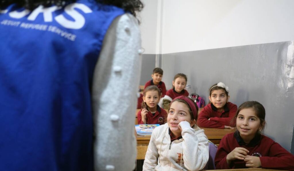 Entreculturas apoya al personal del JRS en las actividades formativas y de ocio para niños en el Líbano. Foto: Iván Benítez.