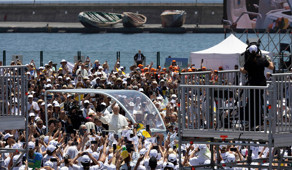 Miles de personas recibieron este viernes al Papa León XIV en el puerto de Santa Cruz de Tenerife, donde celebró una Misa multitudinaria en su último día de viaje.