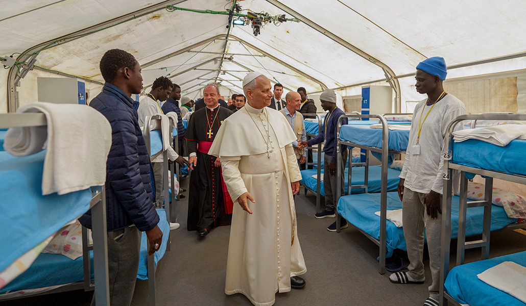 El Papa León XIV saluda a varios migrantes en el centro de primera acogida Las Raíces de Tenerife.