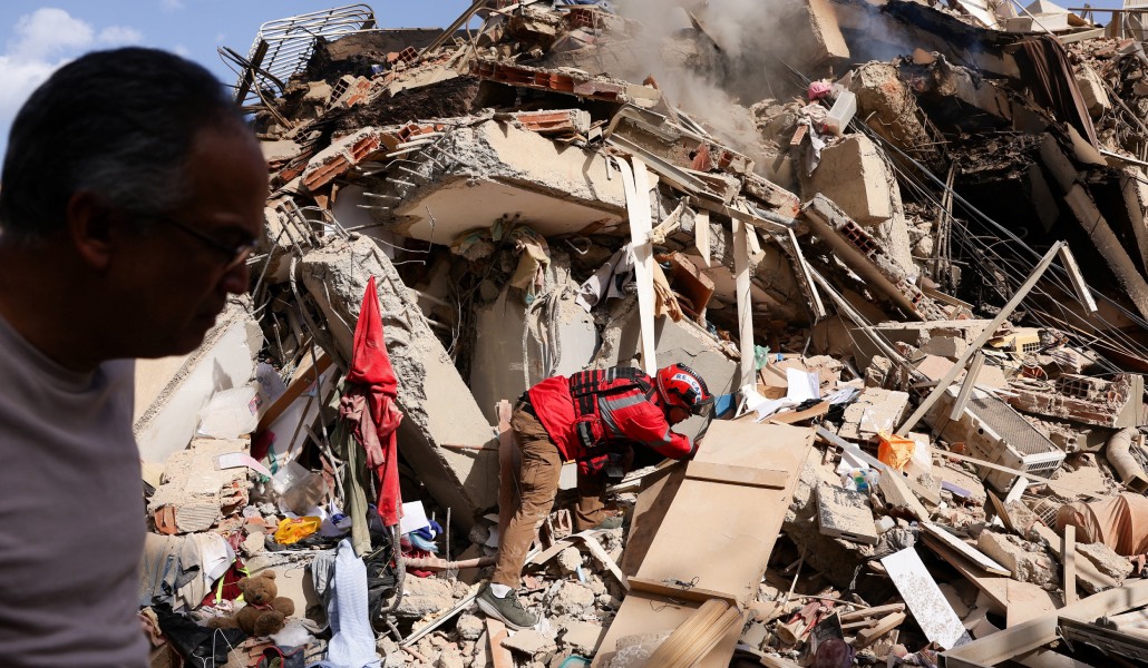 Un bombero busca a su hermana y su sobrino en un edificio de La Guaira. Foto: OSV News / Reuters / Maxwell Briceno.