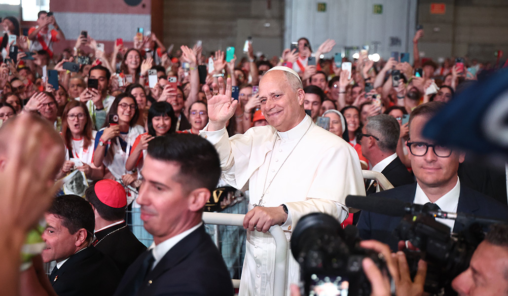 El Papa León XVI bendice un bebe durante el encuentro con los voluntarios, en Ifema Madrid.