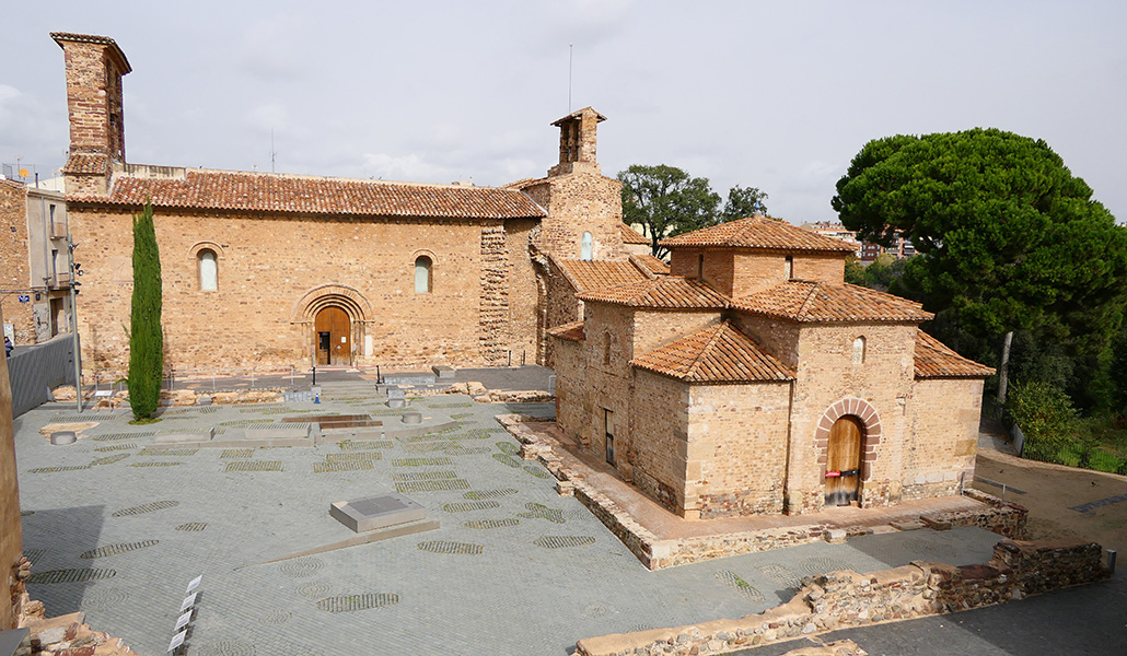 Esta iglesia se levanta junto a San Miguel y Santa María sobre lo que antaño fue la sede episcopal de Egara.