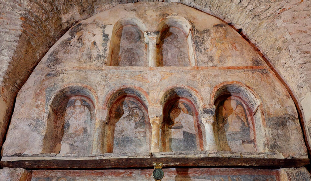 Magnífico retablo de piedra del siglo VIII con los evangelistas, san Pedro y san Pablo.