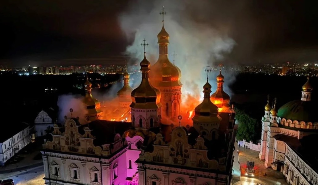 La catedral de la Dormición en Pechersk Lavra durante el incendio. Foto: Reuters / Ministerio de Cultura de Ucrania.