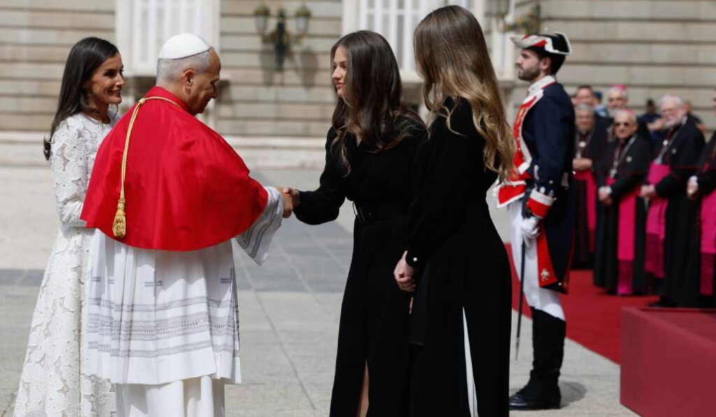 Es la primera vez que la Princesa Leonor y la infanta Sofía se han encontrado con el Santo Padre. Foto: J. J. Guillén / EFE.