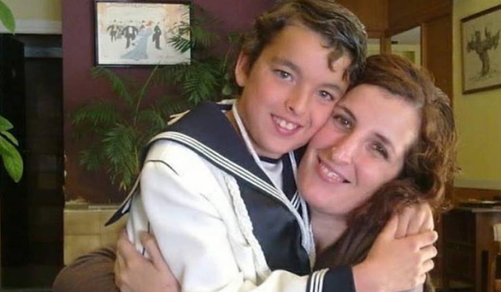 Jaime con su madre el día de su Primera Comunión. Foto cedida.