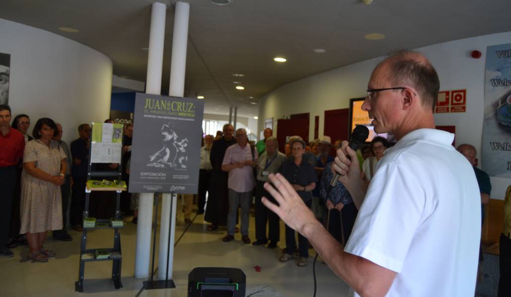 Nawojowski en la presentación de la muestra. Foto. Universidad de la Mística.
