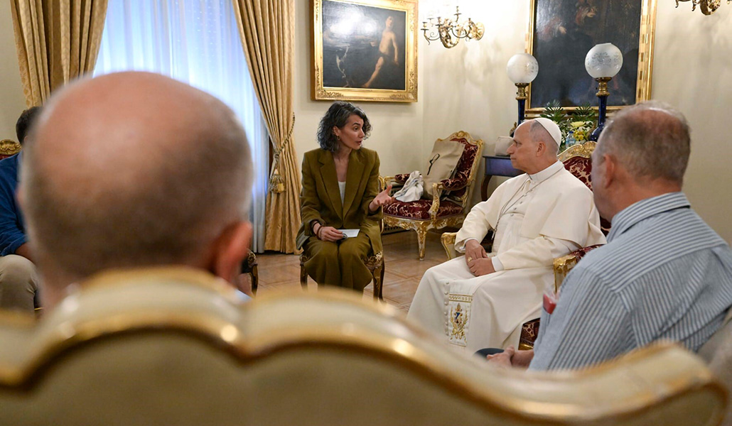 Lidia Troya con el Papa León XIV durante la cita.