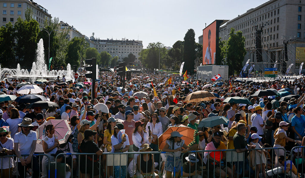 Una multitud espera al Pontífice en la plaza de San Juan de la Cruz en su camino hacia la plaza de Lima, el 6 de junio.