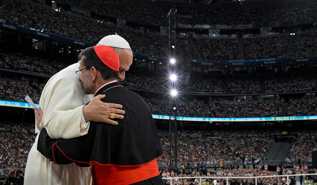 El Papa León XIV abraza al cardenal arzobispo de Madrid, José Cobo, durante una reunión con la comunidad diocesana en el estadio Santiago Bernabéu.