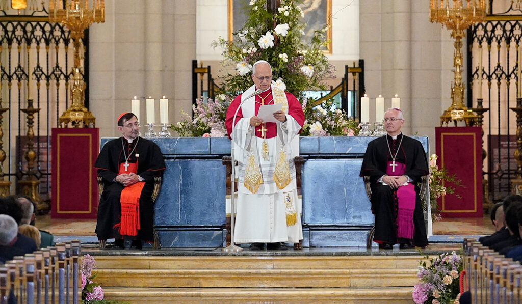 El Papa León XIV, con el cardenal Cobo y el obispo Ravelli, durante la oración y homenaje a la Virgen de la Almudena, en la catedral.
