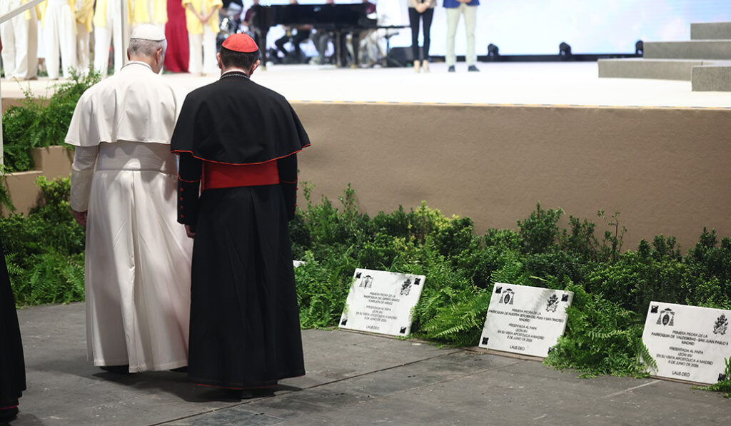 El Papa León XVI junto al cardenal y arzobispo de Madrid, José Cobo, ante las 18 primeras piedras de las nuevas iglesias de Madrid.