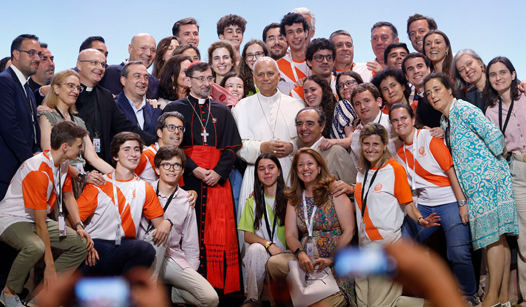 El Papa León XIV junto al arzobispo de Madrid José Cobo durante un encuentro con los voluntarios que han colaborado en este viaje, en el IFEMA.