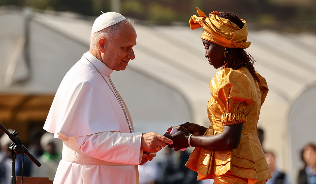 El Papa León XIV saluda a Bousso Diouf en Las Raices. Foto: Reuters / Yara Nardi.