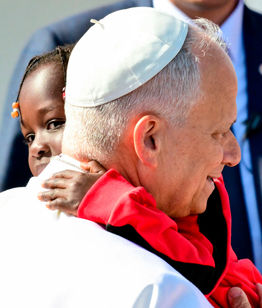 El Papa León XIV sostiene a un niño durante una reunión con inmigrantes en el centro Las Raíces en San Cristóbal de la Laguna, en las afueras de Santa Cruz de Tenerife en la isla canaria de Tenerife el 12 de junio de 2026.