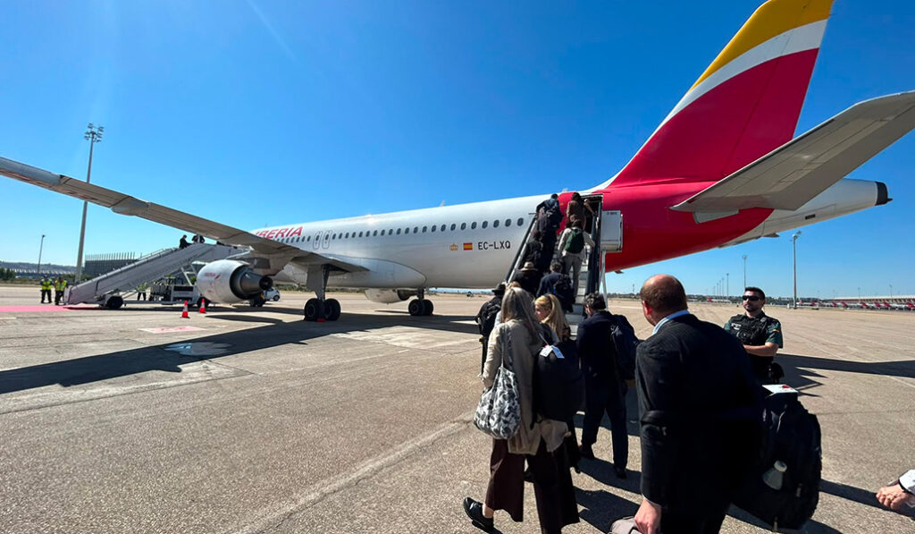 Los vaticanistas embarcan en el vuelo de Madrid a Barcelona, el 9 de junio.