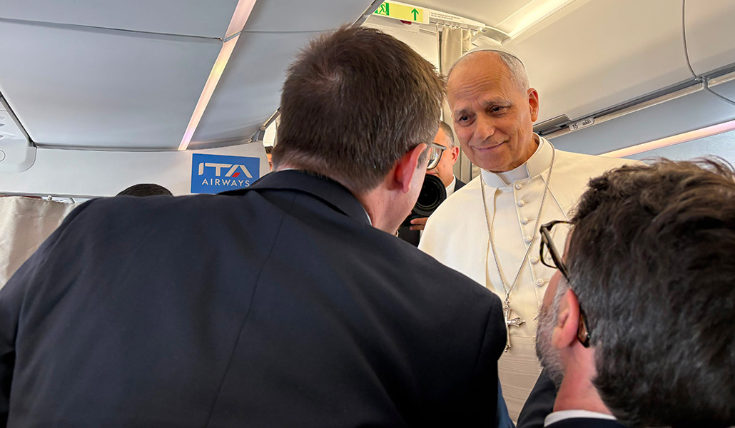 El periodista de 'Alfa y Omega' saluda a León XIV a bordo del vuelo de Roma a Madrid, el 6 de junio.