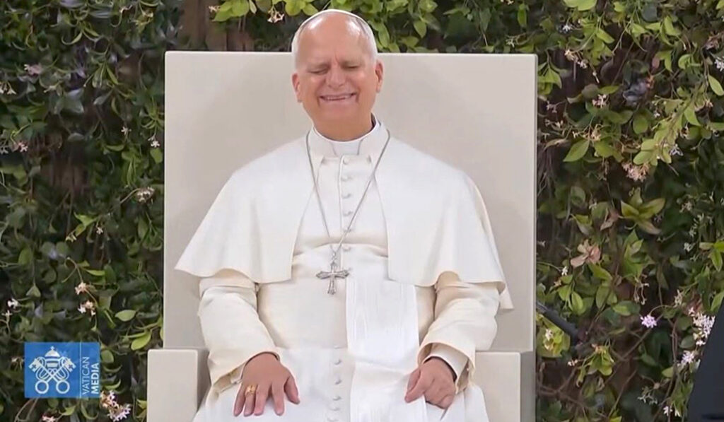 El Santo Padre ríe abiertamente durante el acto con la comunidad diocesana en el Estadio Santiago Bernabéu.