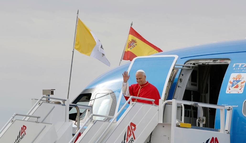 León XIV saluda al salir del avión. Foto: EFE / J. J. Guillén.