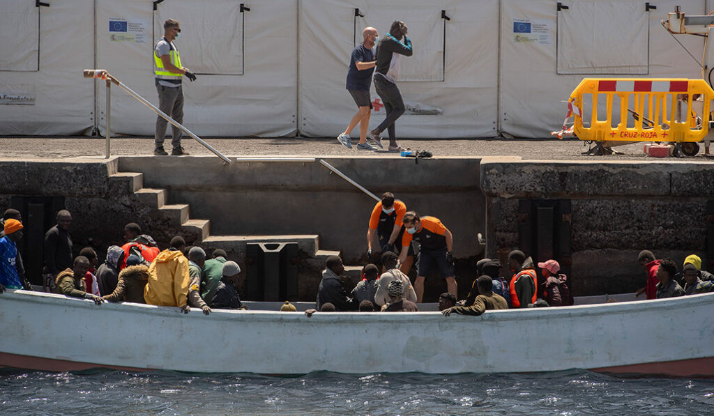 Los equipos de emergencias ayudan a desembarcar a varios migrantes, en el puerto de La Restinga, a 10 de septiembre de 2024, en El Hierro, Canarias (España).