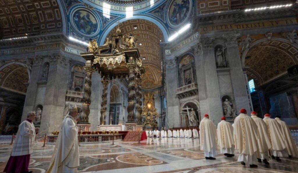 León XIV durante la procesión de entrada. Foto: Vatican Media. 