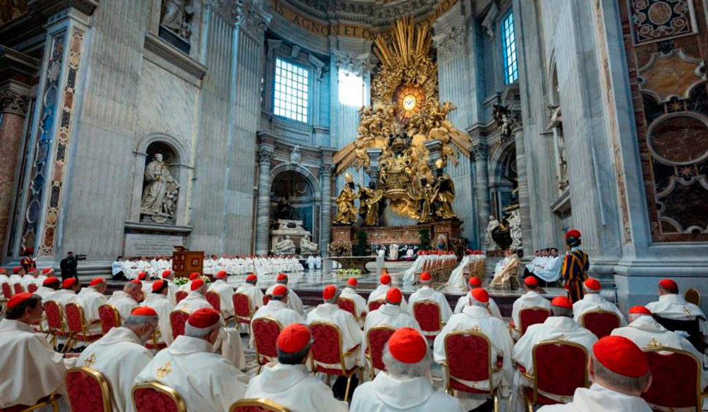 Un momento de la Misa de inicio del consistorio, en torno a la cátedra de san Pedro. Foto: Vatican Media.