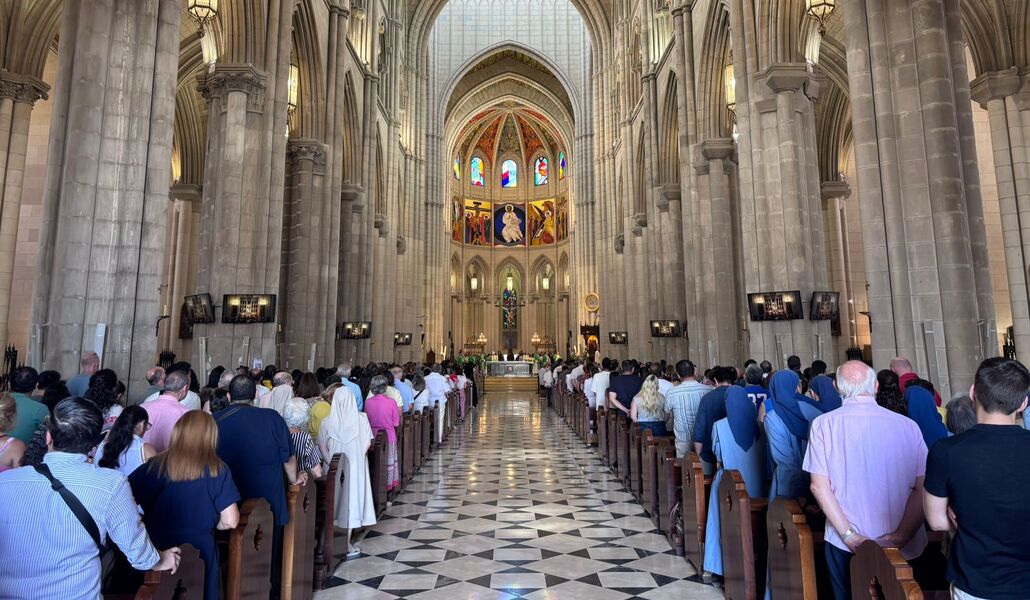 La catedral llena de voluntarios y fieles agradecidos por la visita del Papa.
