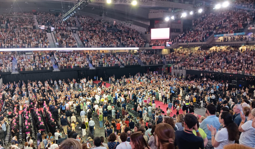 Mäs de 12.000 personas se han dado cita en el Movistar Arena.