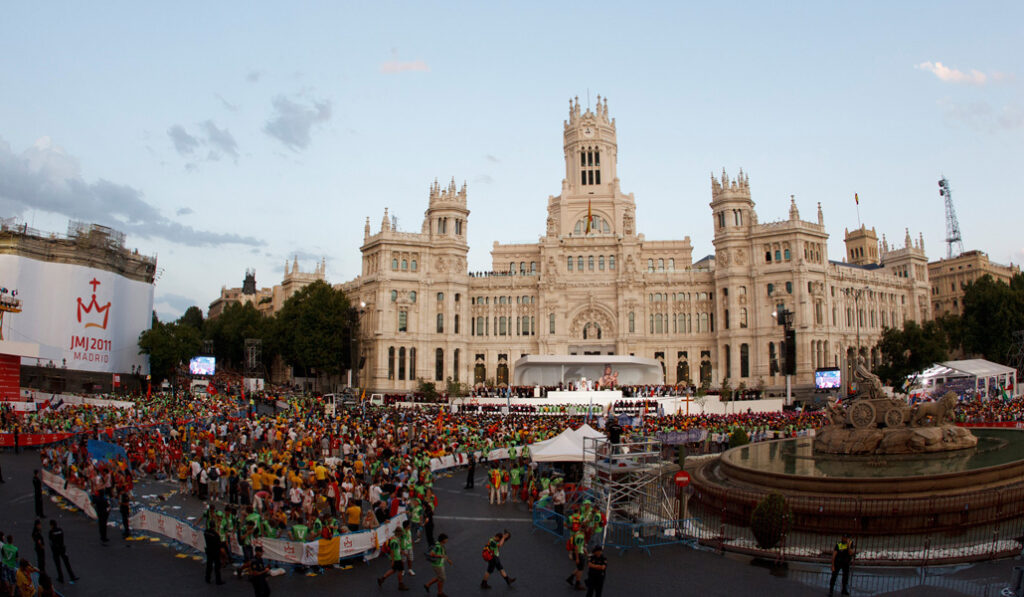 La plaza de Cibeles durante la bienvenida a Benedicto XVI en la JMJ de 2011. Foto: CNS.