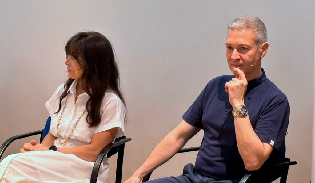 Emilce Cuda y Jordi Bertomeu en el encuentro 'León XIV en España'.