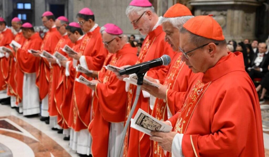 El Papa impuso en la celebración los palios a los nuevos arzobispos. Foto: Vatican Media.